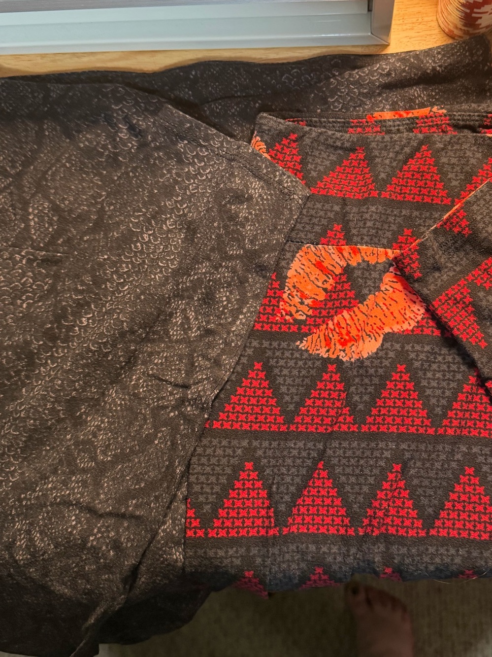 LuLaRoe T&C Lip print Valentines Day leggings and No Boundries leggings